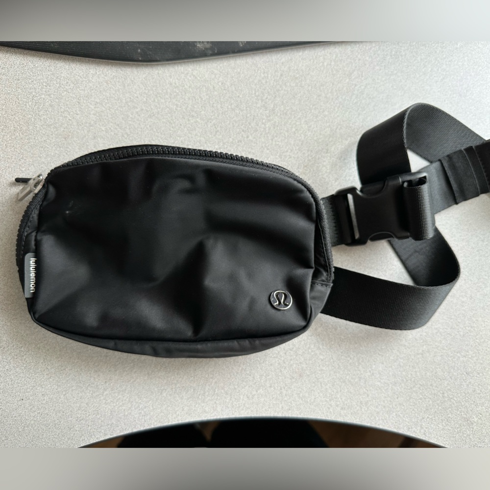 Gently used Black Lululemon belt bag.